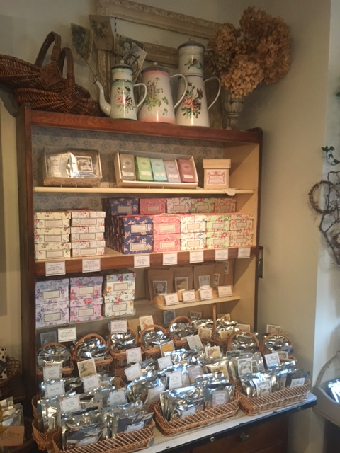 edit_vmd's tweet photo. @toranocoku OHASHIさんは外観もフレンチカントリー調に統一して周りのお店とは全く違う世界観を作られているので中野にいることを忘れてしまうほどいい雰囲気ですよね。 ちょっとしたお茶の贈り物もあってラッピングもかわいいので贈った相手にも喜んでもらえそう。 https://t.co/m7TfWq4SGT