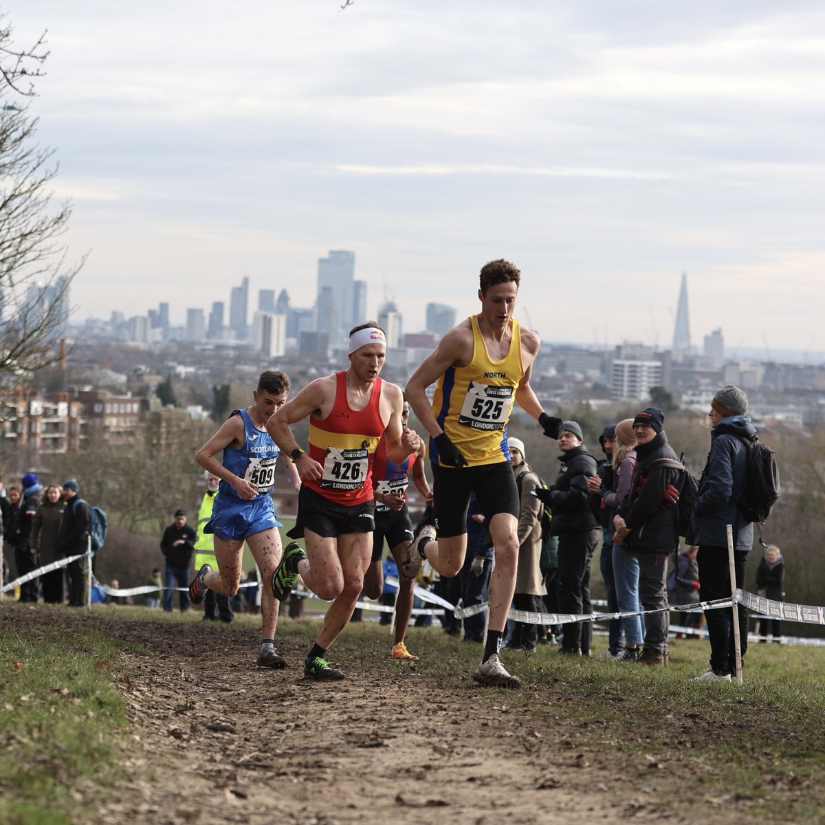 On top at London Cross Challenge 🙌 Hugo Milner takes the win in the men’s senior 10km clocking 29:58 at Parliament Hill 💨 📸 @James_Athletics | #muddybrilliant