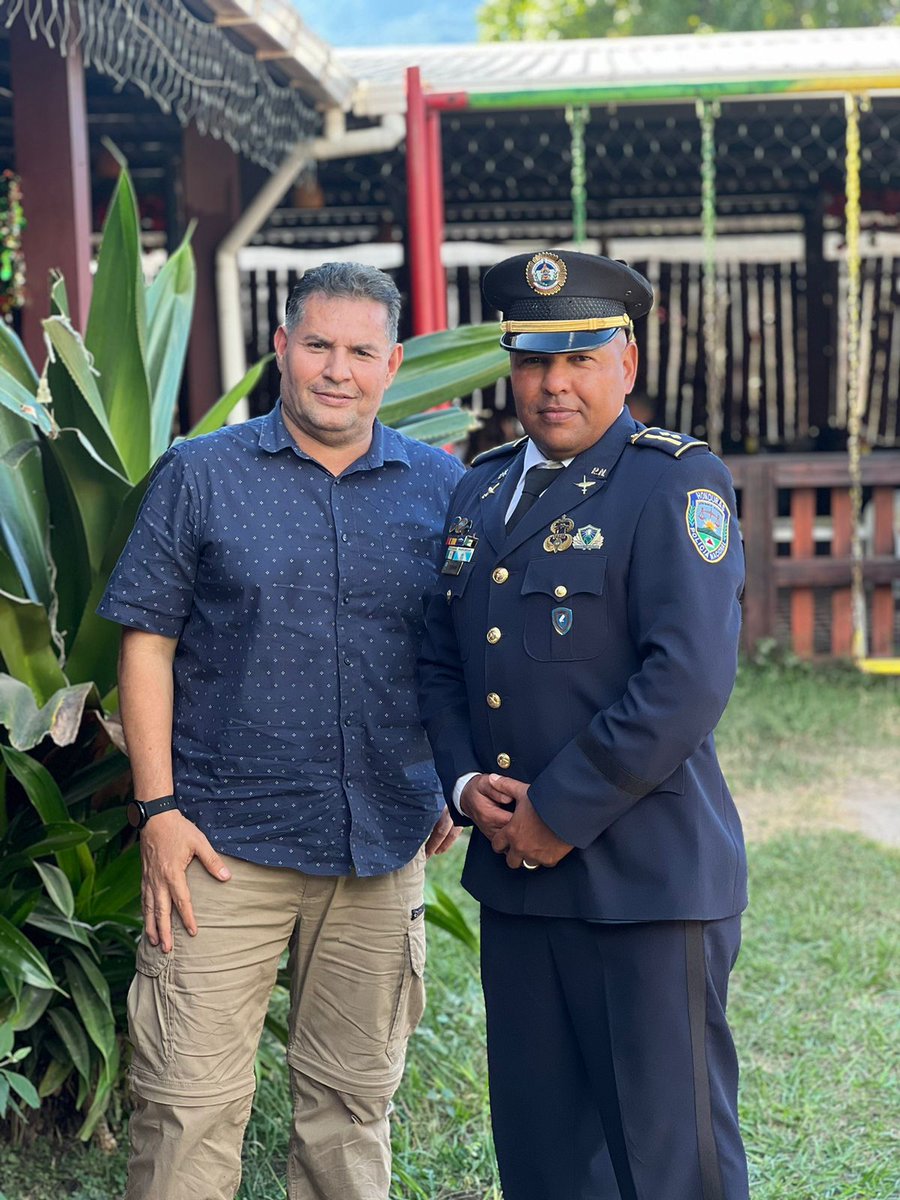 Felicidades por  ascenso hermana y cuñado