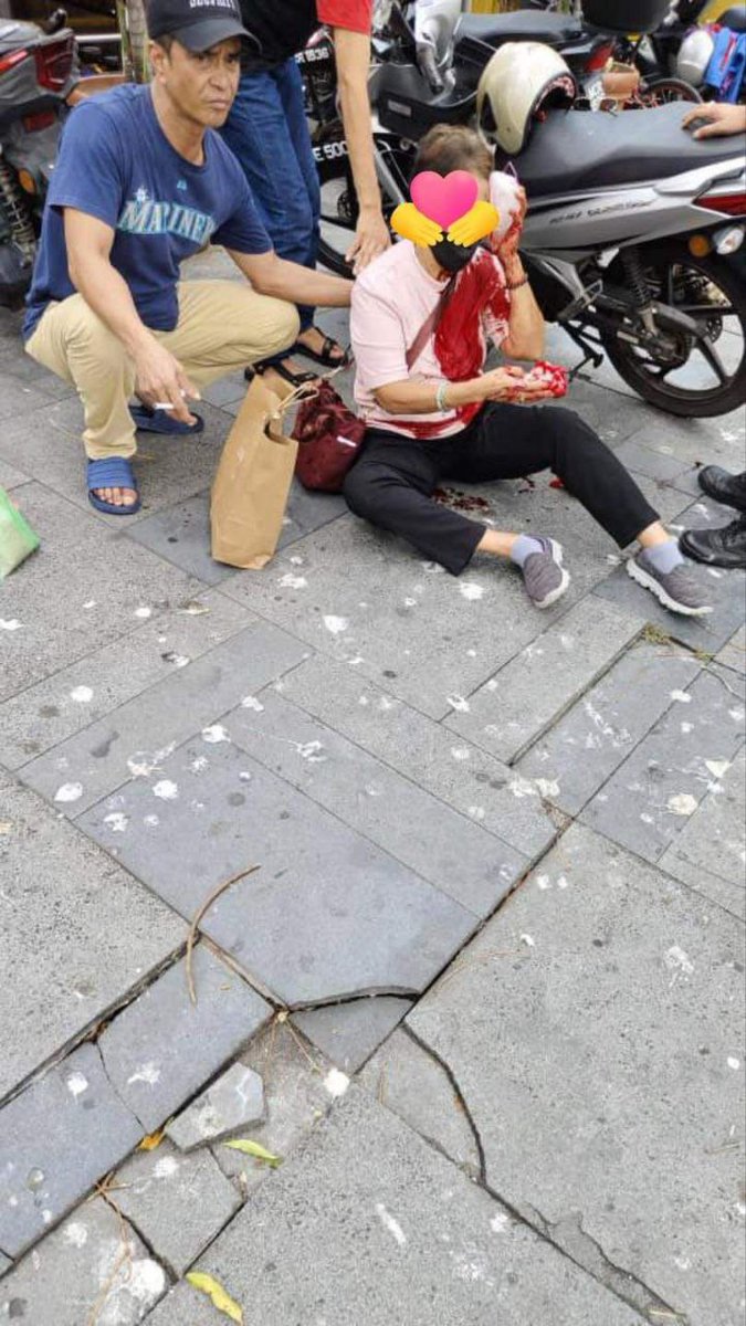 anthraxxxx's tweet photo. Seorang wanita cedera selepas terjatuh akibat tersandung lantai mozek yang rosak di laluan kuar pejalan kaki dekat depan Dataran Pahlawan Megamall https://t.co/qtvIDKLoeL