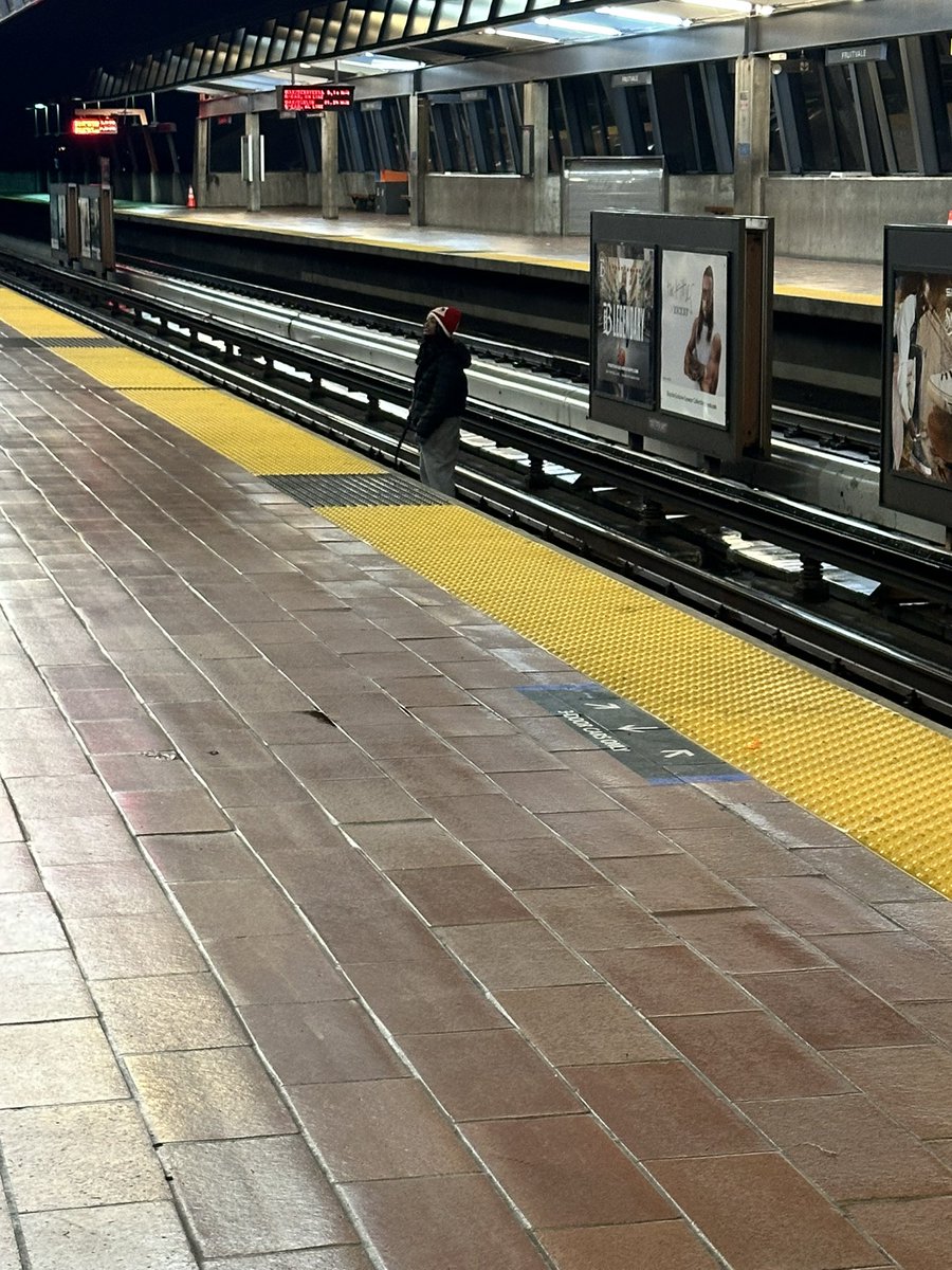 jstncgds's tweet photo. @SFBART @SFBARTalert fruitvale rn https://t.co/2xk8tFsMDA