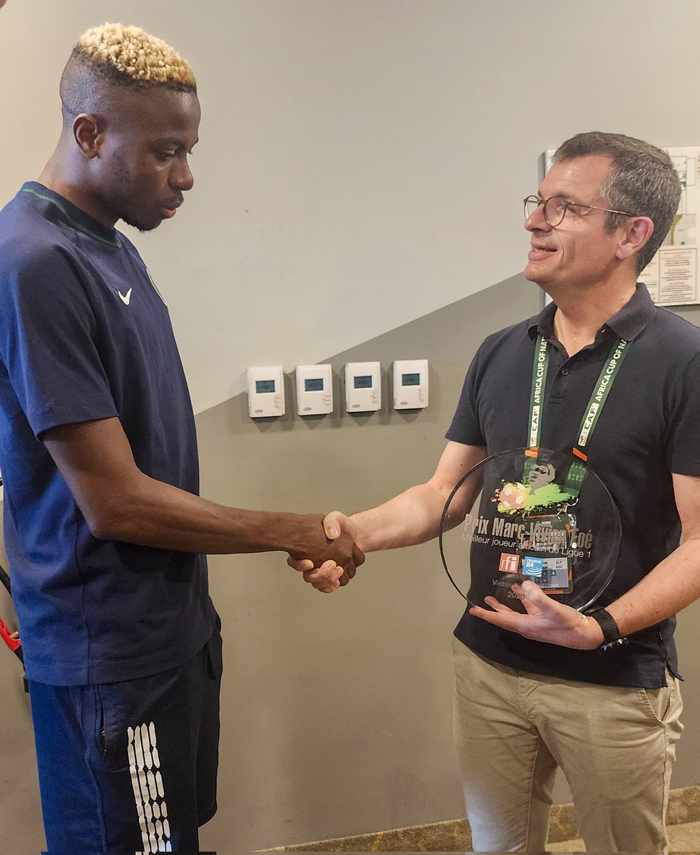 Enfin 🏆 Suite à son incapacité à récupérer le prix en raison du COVID. Le lauréat du prix Marc-Vivien Foé 2020 @victorosimhen9 a récupéré son prix à Abidjan 👏🏿