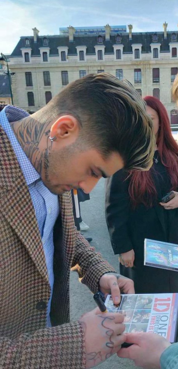 HsOgOldenn's tweet photo. ZAYN LA SIGARETTA PARIGI I TATUAGGI LA CAMICIA LA GIACCA LE MANI IL CD È TUTTO COSÌ PERFETTO CAZZO https://t.co/QlDs6ko6bG