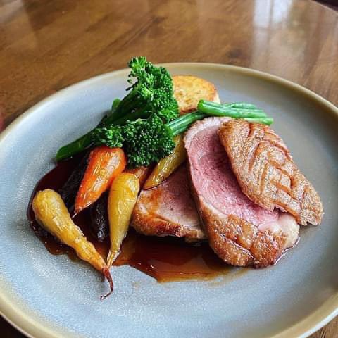 Back on our specials this evening! 

Gressingham duck fillet, redcurrant jus, fondant potato, tender stem, honey roasted heritage, green bean. 😋 

For bookings call Kevin, Kate and the team on 01347 821431 anytime 

#ruraloscars #countrypub #publife #traditionalpub #countrylife
