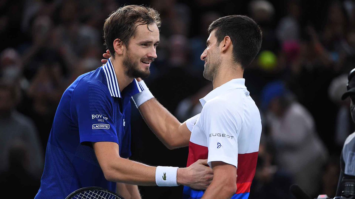 Lean esta hermosa anécdota que contó Medvedev sobre Djokovic de 2017:

“Estábamos entrenando y Novak me dijo 'Jugamos juntos la Copa Davis en un par de días, ¿vas?'  

Dije 'Sí, voy', a lo que Novak respondió '¿Cuándo te vas?', y dije 'El sábado'.  Novak dijo 'Quieres venir