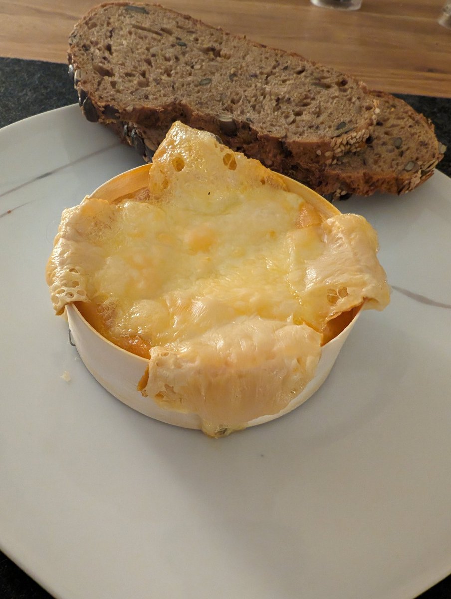 Ungefiltert_Ich's tweet photo. Ich weiß, ich weiß. Ich hänge dem Trend übel hinterher. Aber, bevor ich gleich los muss, hab ich mir nun doch auch mal #ofenkäse gegönnt.
Ich bin jetzt befriedigt und das alte Brot benutzt.
#kitchengay #foodporn #cremig https://t.co/4AfImiRsEb