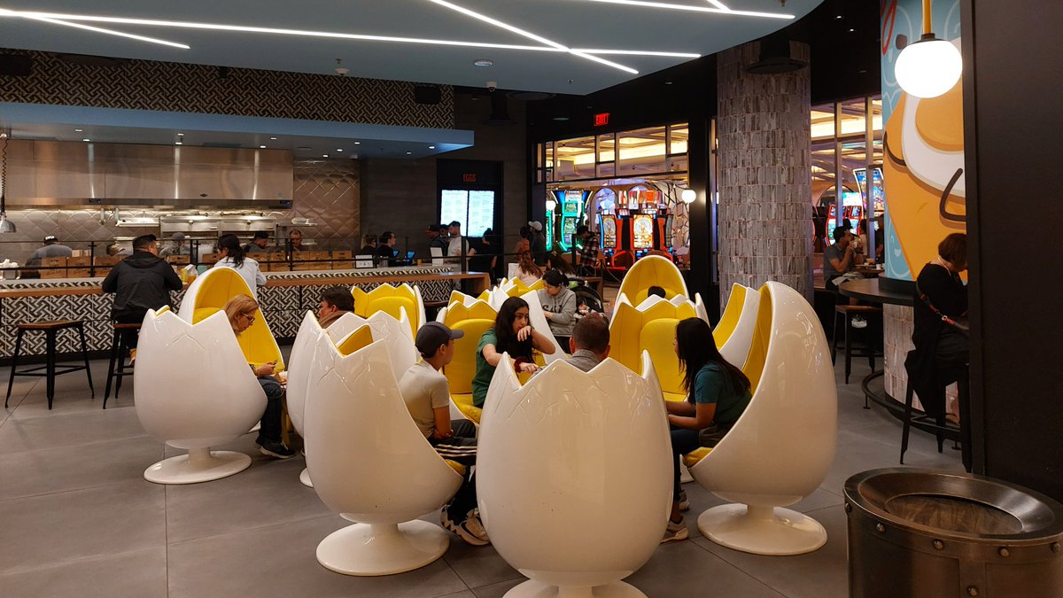 #レストラン
Resorts WorldのカジノフロアーにあるSun's Out Buns Out。店内には卵の椅子が置いてあり可愛い☺️。早朝に行くと比較的空いていてゆっくりできます。アボカドトーストが美味しかったですよ！（料金はやや高かった）
#FancyFood