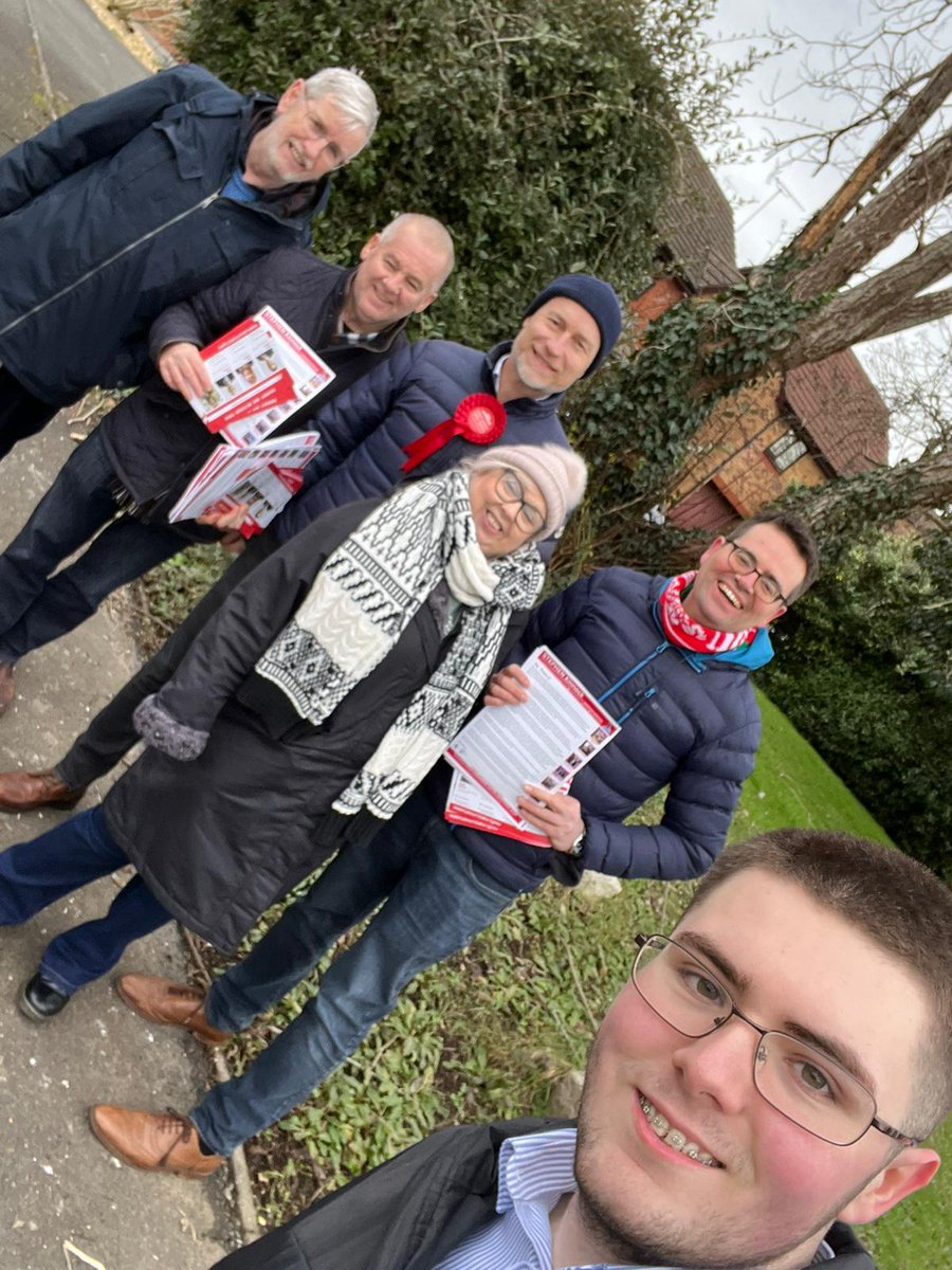 Yet another brilliant campaign session in #Pyle this morning. Lots of Tory -> Labour switchers, and general level of frustration about this farcical Conservative government is off the charts. We need a General Election, and we need it now. #LabourDoorstep