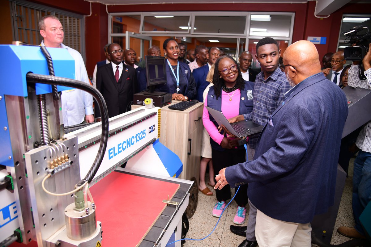 Earlier today @Makerere was previledged to host @UN_PGA, H.E. Dennis Francis. @ProfNawangwe in his welcome remarks said that H.E. Dennis Francis is the first UN GA President to visit @Makerere. The President later toured the Innovations Pod established with support of @UNDPUganda