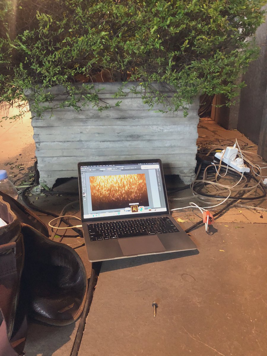 Begitu bos minta revisi, di manapun harus bisa kerja.