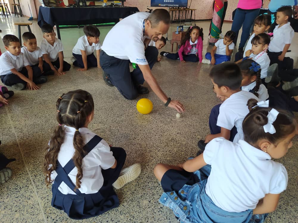 Sala de Ciencias 'Dra. AnaMaría Font' llegó a la E.B.N Prof. Julio Valero Roa En su modalidad Itinerante la Sala de Ciencias Dra. 'AnaMaría Font' de Fundacite Lara, se traslado a la Escuela Bolivariana Nacional Prof.Julio Valero Roa ubicada dentro del Urbanismo Ciudad Socialista