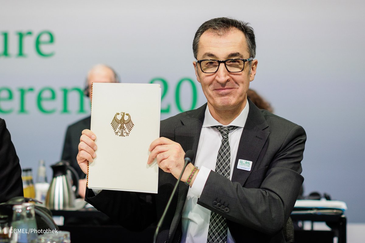 Unter Vorsitz von <a href="/cem_oezdemir/">Cem Özdemir</a> haben sich Agrarministerinnen &amp; -minister aus 65 Staaten beim #GFFA dazu verpflichtet, den Pfad zu nachhaltigen und damit widerstandsfähigen Landwirtschafts- und Ernährungssystemen weiterzugehen.

Zur Abschlusserklärung ⇨ bmel.de/goto?id=109044