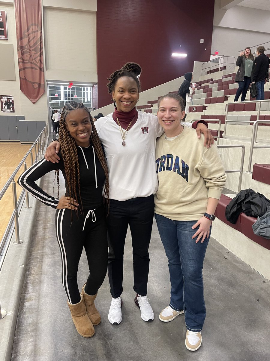 DHS_CoachO's tweet photo. Doesn’t matter where we Coach or where life takes us, we’re going to be there for each other! Proud of the great things you’re doing @TheCoachBell !! Very blessed to have these 2 in my life ! 🫶🏻🏀 #TheTable @AuthorKHubbard https://t.co/pRfRy00O7Y