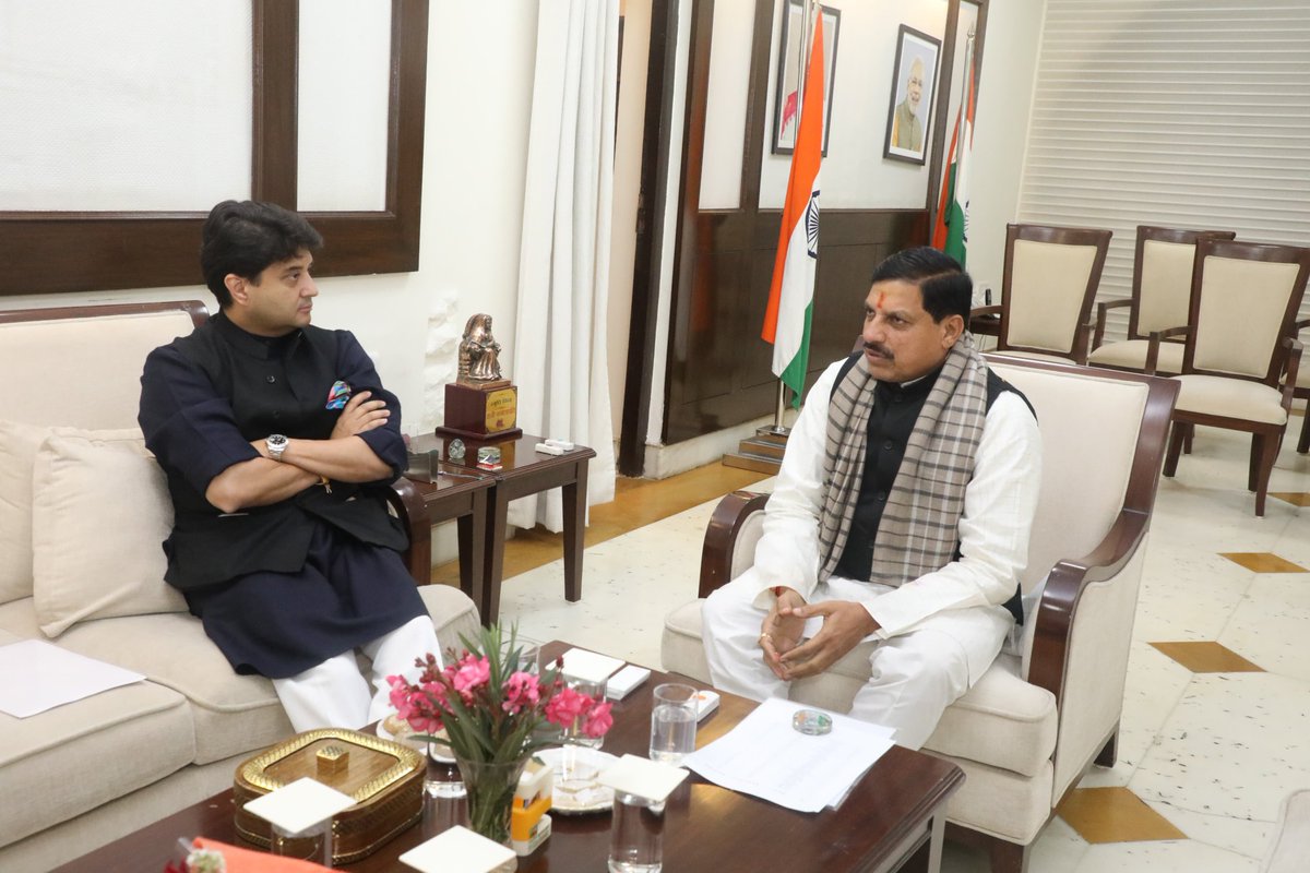 मुख्यमंत्री डॉ. मोहन यादव से केंद्रीय मंत्री श्री <a href="/JM_Scindia/">Jyotiraditya M. Scindia</a> ने श्यामला हिल्स स्थित मुख्यमंत्री निवास पर सौजन्य भेंट की।

मुख्यमंत्री डॉ. यादव और केंद्रीय मंत्री श्री सिंधिया ने प्रदेश के विकास से जुड़े विभिन्न विषयों पर चर्चा की।

<a href="/DrMohanYadav51/">Dr Mohan Yadav</a>