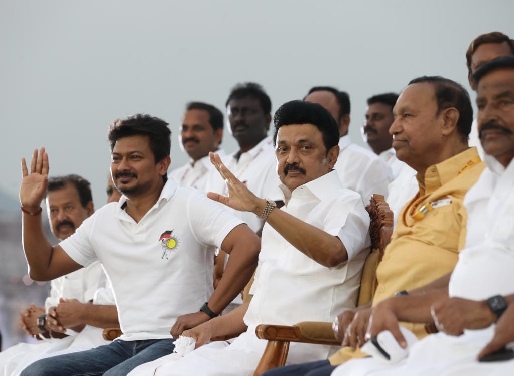 a_arivarasu66's tweet photo. @dmk_youthwing 2 ஆவது மாநில #கழக_இளைஞரணி_மாநாடு நோக்கத்தை விளக்கி,குமரி முனை அய்யன் வள்ளுவர் சிலை முன்பு 100 #DMKRiders-களுடன் புறப்பட்ட  இருசக்கர வாகனப் பேரணி
1000 இருசக்கர வாகனங்களாகப் பெருகி இன்று மாலை மாநாட்டுத் திடலை வந்தடைந்தது.
மாநாட்டுத் திடலில் அணிவகுப்பு மரியாதையை கழகத் https://t.co/MJKY9zxY9E
