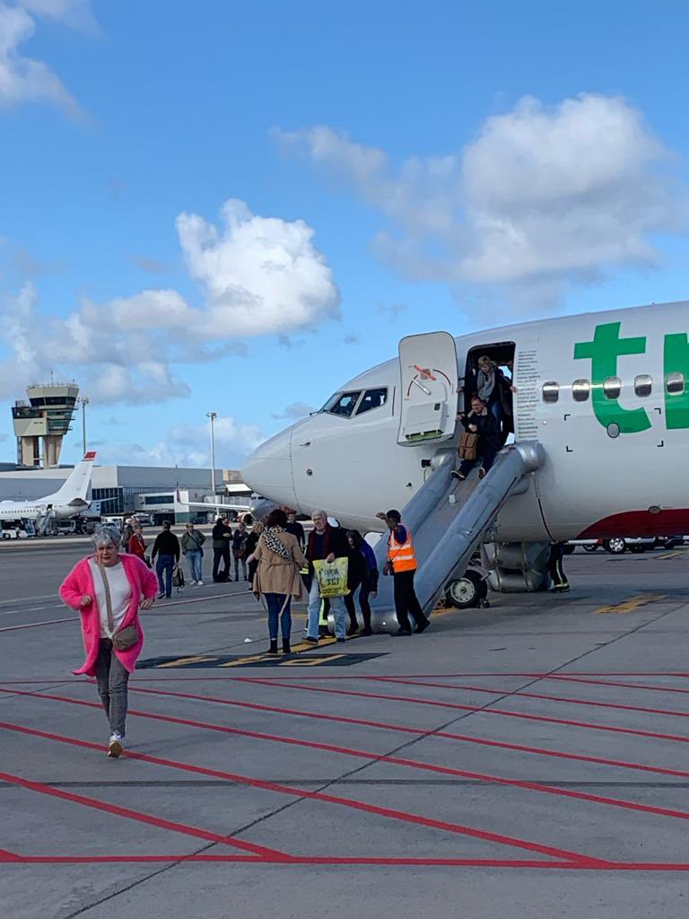 aviationbrk's tweet photo. Transavia 737-800 evacuated at Gran Canaria Airport after the crew received a fire warning in the cargo hold. Flight HV6365 had just arrived from Eindhoven when the incident occurred.

📷 ellertpater https://t.co/rJXi0BvZjl