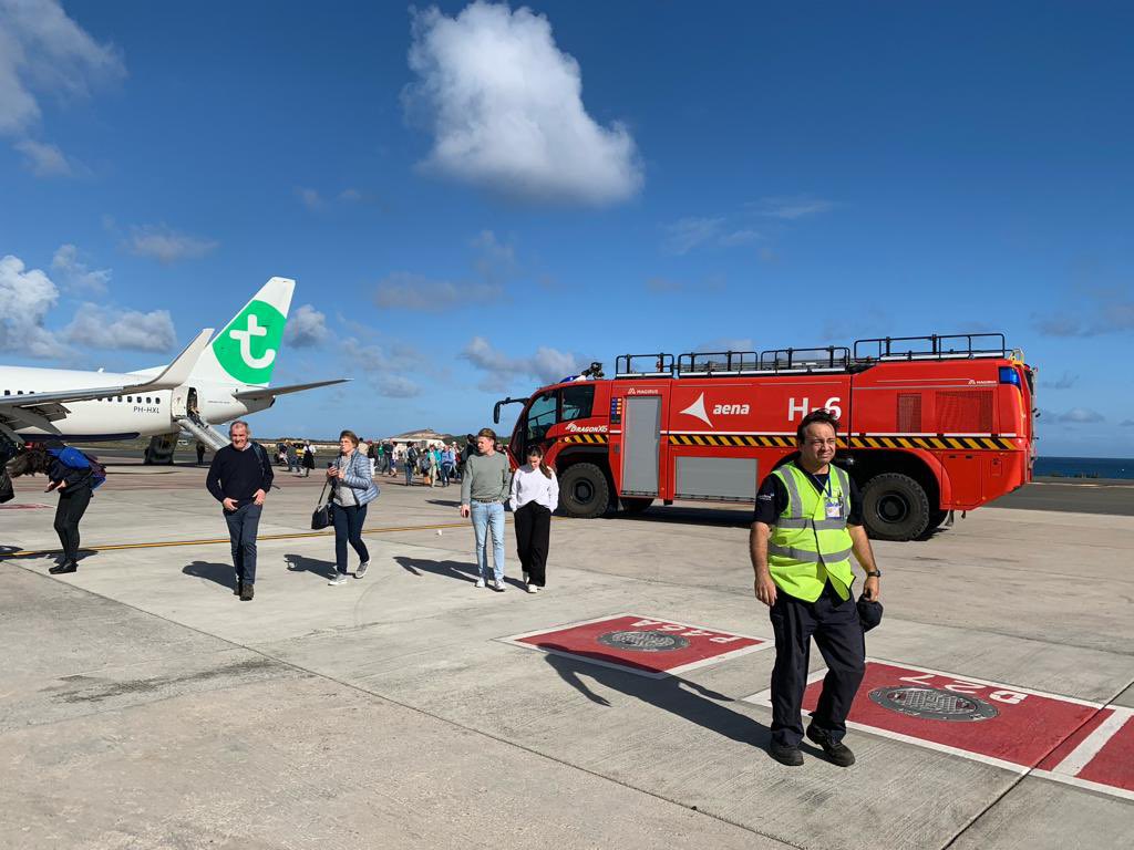 aviationbrk's tweet photo. Transavia 737-800 evacuated at Gran Canaria Airport after the crew received a fire warning in the cargo hold. Flight HV6365 had just arrived from Eindhoven when the incident occurred.

📷 ellertpater https://t.co/rJXi0BvZjl