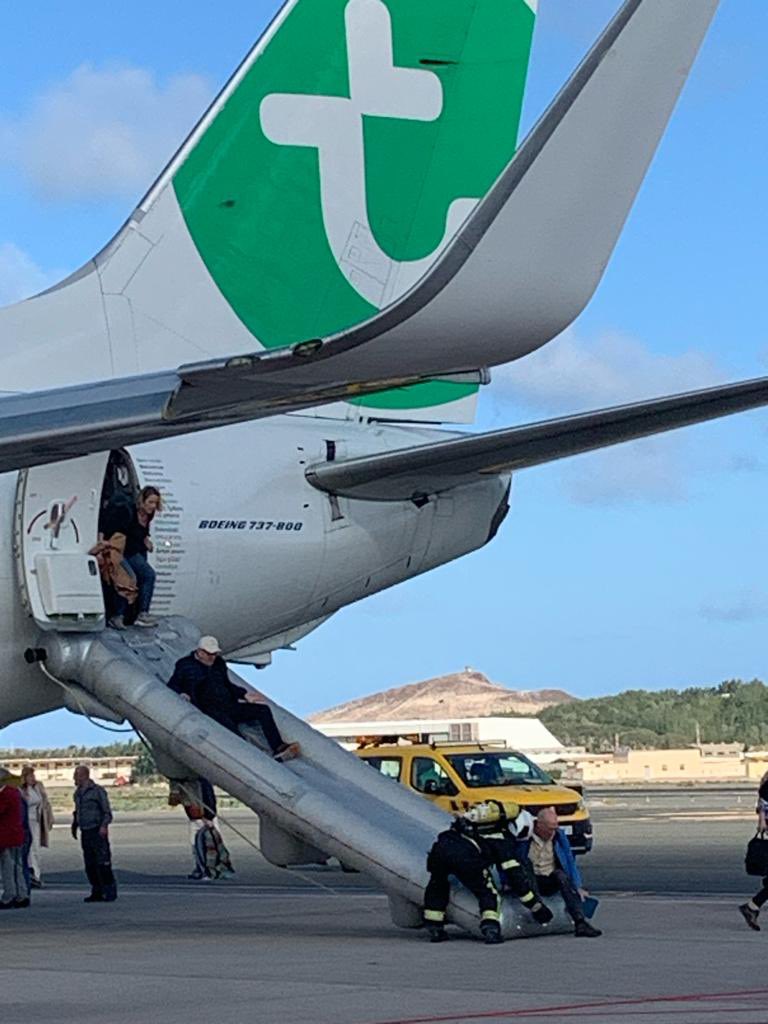 aviationbrk's tweet photo. Transavia 737-800 evacuated at Gran Canaria Airport after the crew received a fire warning in the cargo hold. Flight HV6365 had just arrived from Eindhoven when the incident occurred.

📷 ellertpater https://t.co/rJXi0BvZjl