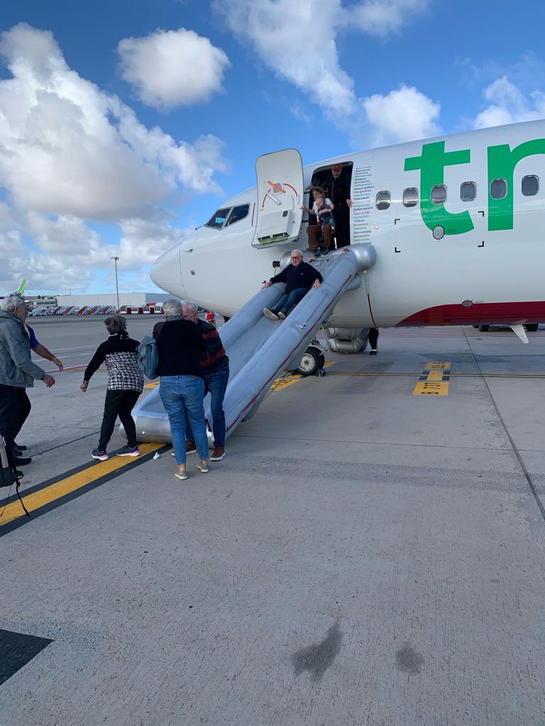 aviationbrk's tweet photo. Transavia 737-800 evacuated at Gran Canaria Airport after the crew received a fire warning in the cargo hold. Flight HV6365 had just arrived from Eindhoven when the incident occurred.

📷 ellertpater https://t.co/rJXi0BvZjl
