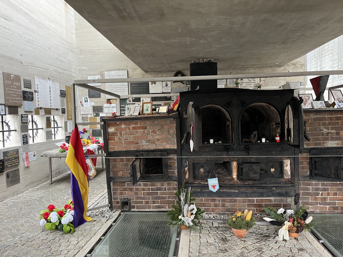 OliverScheiber1's tweet image. Das ehemalige Konzentrationslager Gusen, größer als das KZ Mauthausen, wurde nach 1945 mit einer Wohnsiedlung bebaut. Bis etwa 1997 kümmerten sich ehemalige italienische Häftlinge um die kleine Gedenkstätte um das Krematorium. 
Jetzt endlich macht sich die Republik Österreich an