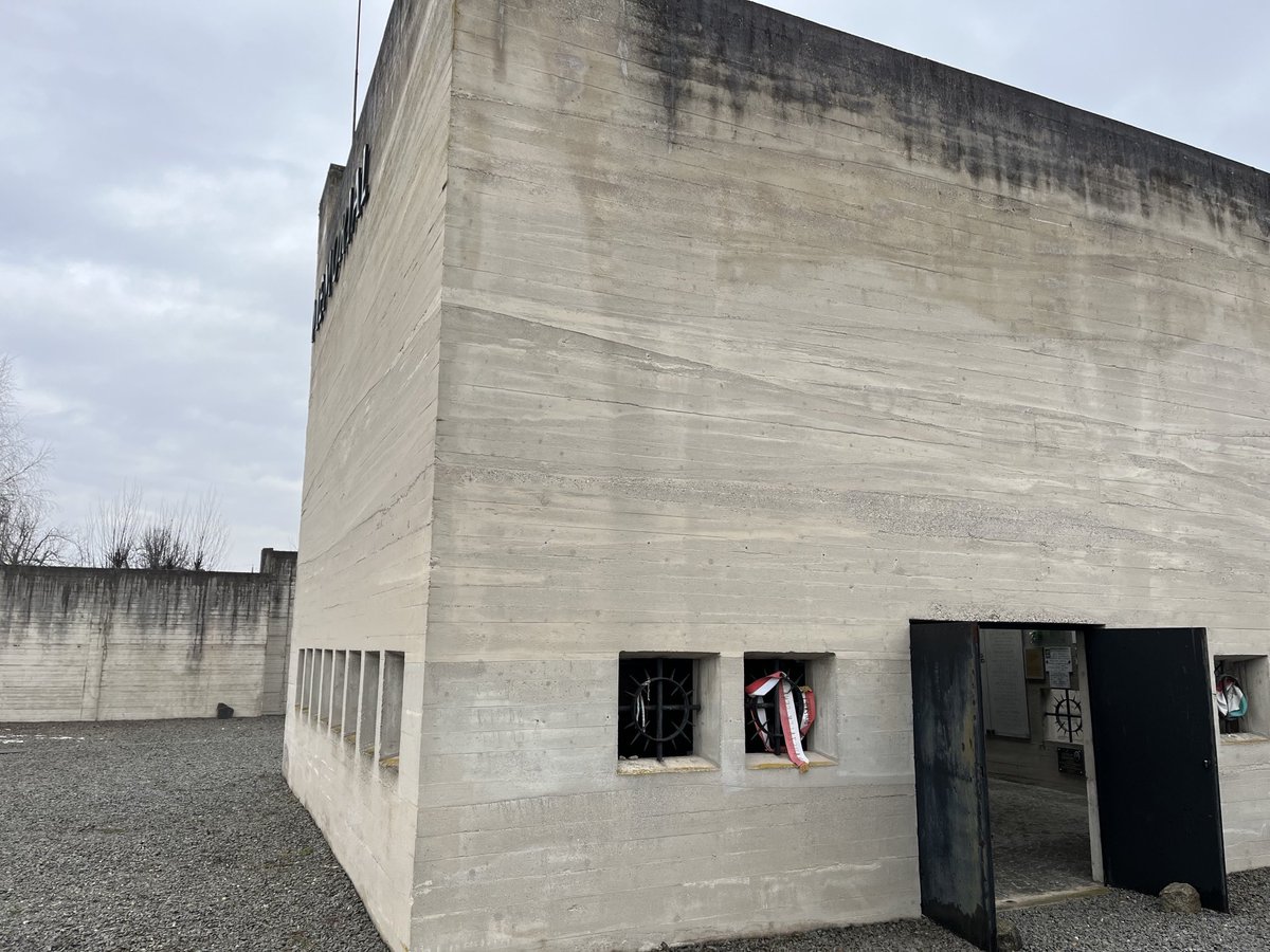OliverScheiber1's tweet image. Das ehemalige Konzentrationslager Gusen, größer als das KZ Mauthausen, wurde nach 1945 mit einer Wohnsiedlung bebaut. Bis etwa 1997 kümmerten sich ehemalige italienische Häftlinge um die kleine Gedenkstätte um das Krematorium. 
Jetzt endlich macht sich die Republik Österreich an
