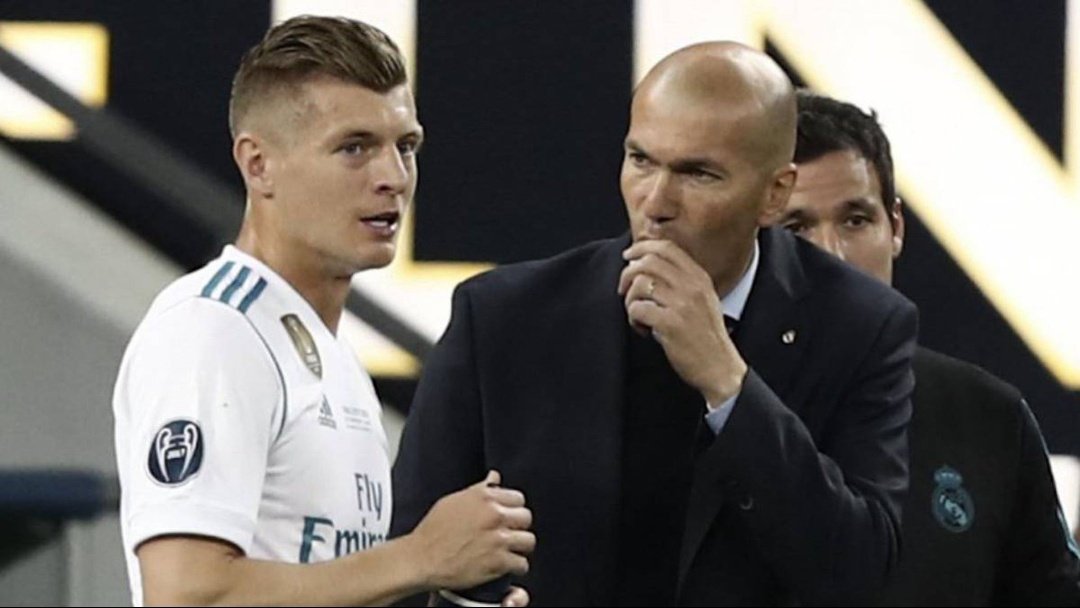 Lavozgalactica's tweet photo. 🗣️ Zinedine Zidane: "Lo que hace el Barcelona con 40 pases, Toni Kroos lo hace con uno solo en el Real Madrid".

Mejor descrito imposible. https://t.co/pGD02vAf8f