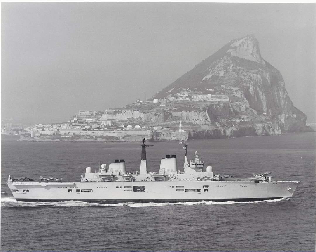 HMS Invincible, the Royal Navy's lead ship of her named class of three light aircraft carrier, steaming past Europa point and 'The Rock of Gibraltar' in 1985 ~ 🇬🇮🇬🇧🏴󠁧󠁢󠁥󠁮󠁧󠁿⚓️

#WarshipPorn #aircraftcarrier #Gibraltar #RN #RockofGibraltar
en.wikipedia.org/wiki/HMS_Invin…

(📷 From RN photos )