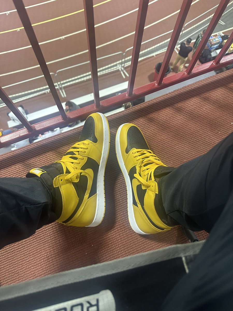 CoachZJ's tweet photo. Meet day shoes 1st pair of 2024 
AJ 1 OG High Pollen 
#OnuTrack #Fast #IMightHaveAShoeProblem 
#TrackandField https://t.co/ROrIiHHQPq