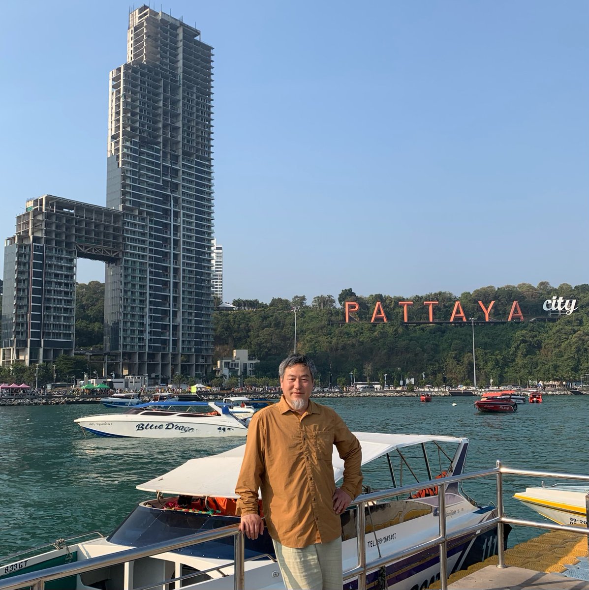 glgjnj's tweet photo. 冬日的泰国依然春暖花开。泰国的街道上既有繁华的商业气息，也要年久失修的贫民窟。街头边古老的寺庙随处可见，金碧辉煌的佛塔及翠绿的庙宇，宛如一幅幅古老的画卷展现在游人面前。泰国人民虔诚地信仰佛教并深深地贯穿于人民的一切活动之中。信佛就是律己，若有能力就帮助别人。 https://t.co/G7NTOxsnAX