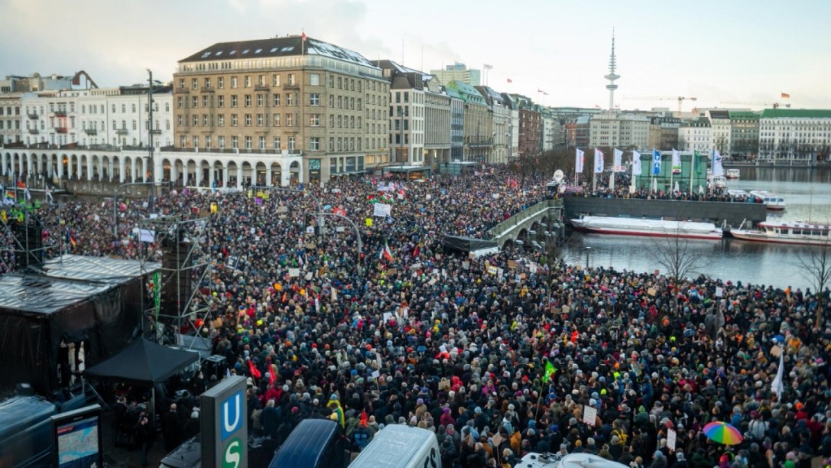 AlpenHofnarr's tweet photo. Herr Höcke,  Sie twittern !!! nach 24 Stunden !!! Zweifel an den Fotos vom Jungfernstieg in Hamburg und fordern einen Faktencheck, obwohl die von einigen geäußerten und verbreiteten Zweifel klar erkennbar haltlos sind, obwohl es ganz einfach mit Google Earth nachprüfbar wäre, ob die Zweifel zutreffen, und obwohl die Zweifel von vielen hier auf Twitter schon lange klar entkräftet wurden. Sie müssten nur zu dem Thema im Twitter ein Bisschen nachlesen, bevor Sie dazu twittern, um bescheid zu wissen.   Kann es sein, dass Sie wirklich nicht bemerken, dass die Zweifel an den Fotos haltlos sind oder wissen Sie dass die Zweifel haltlos sind und betreiben Sie vorsätzlich Falsch- und Desinformation der Menschen?  Ich hoffe, wir sind uns einig, dass ersteres nicht unbedingt eine Empfehlung für das angestrebte Amt des Ministerpräsidenten ist und Sie zweiteres klar für das Amt des Ministerpräsidenten disqualifiziert.
