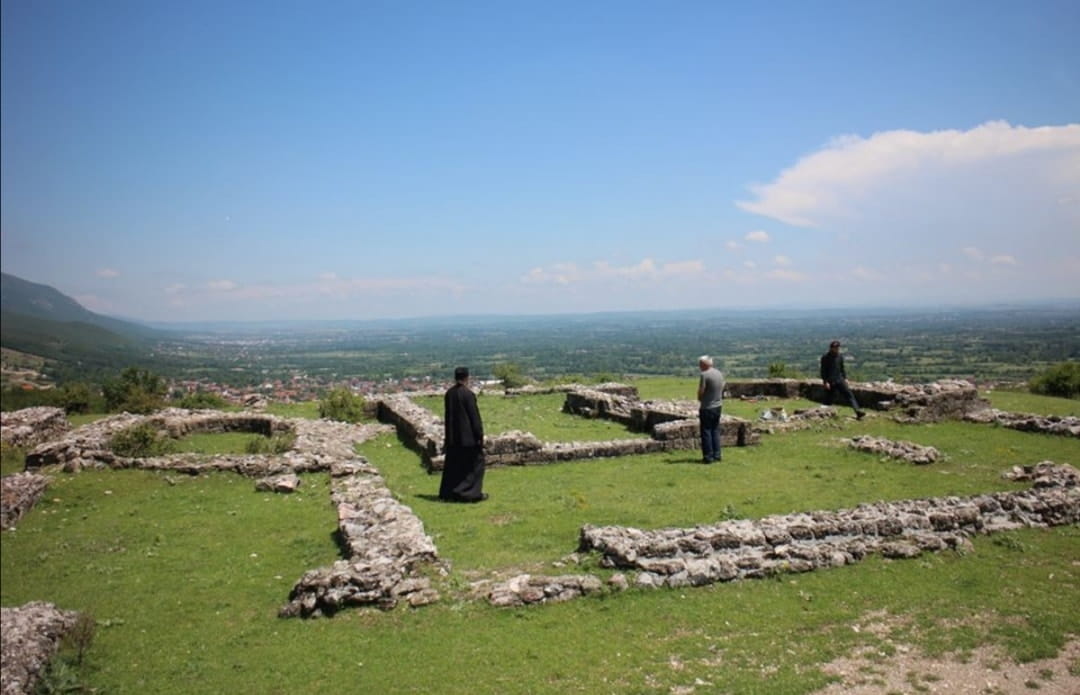 КиМ: Албанци багером сравнили темеље манастира и Цркве Богородице Хвостанске, која датира још из шестог века. Постављена је табла на албанском језику на којој пише да је „реч о базилици“ tinyurl.com/yv5phhg2