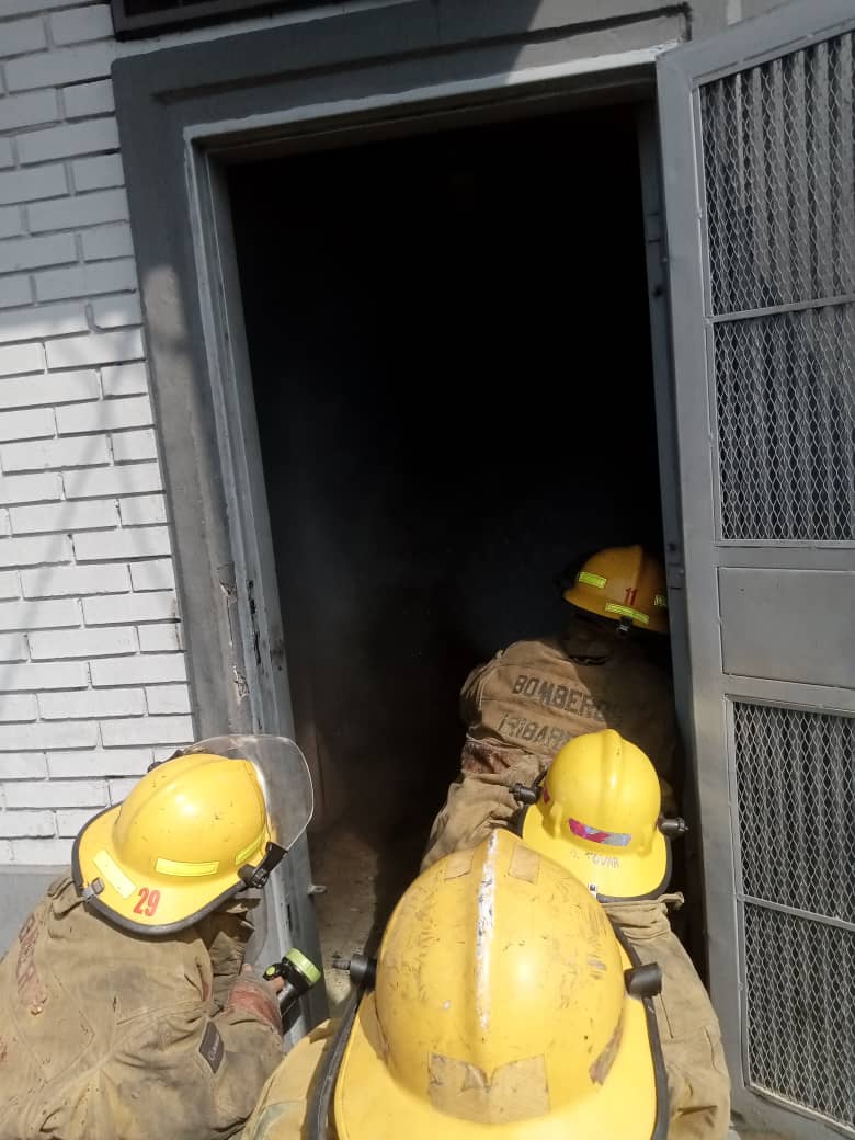 #20Ene Funcionarios de Bomberos de Iribarren se encuentran extinguiendo incendio de estructura en la Carrera 19 con Calle 43
#DisciplinaYAbnegación
#SomosLaPrimeraLínea