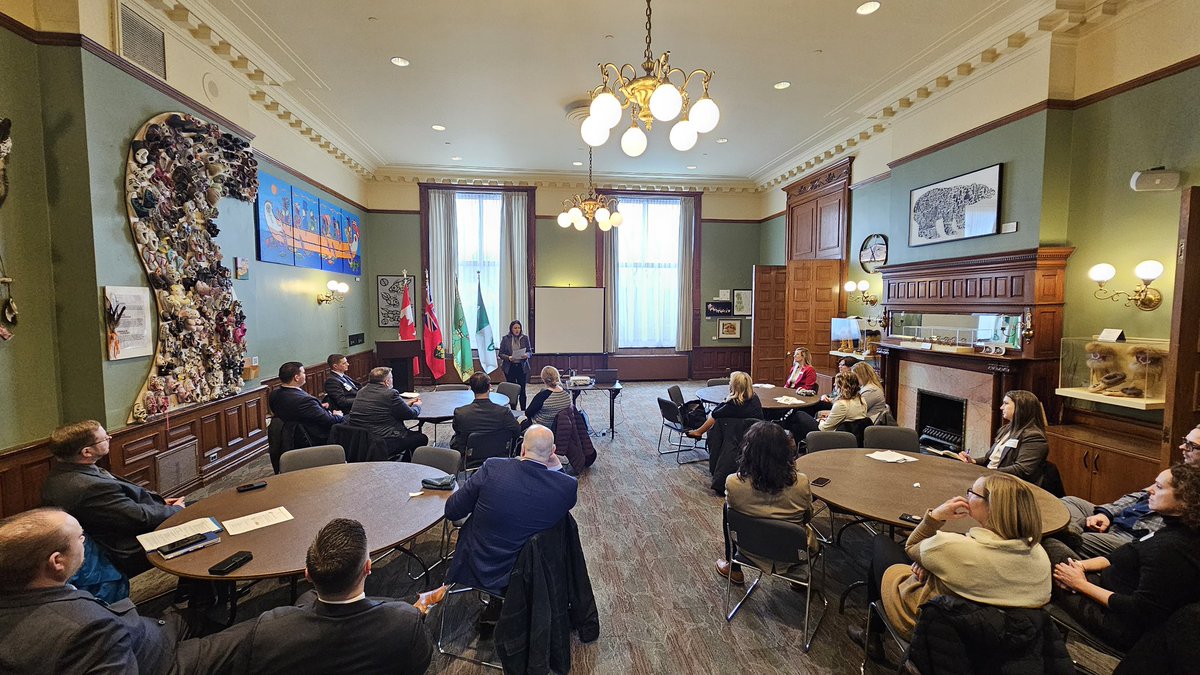 AALPClass's tweet photo. #AALPClass20 visited Queen’s Park! Thank you @stephaniebowman MPP, @robertbenzie, Lindsay Smith and Ryan Puviraj for taking the time to meet with us to discuss the importance of media relations, Ontario’s agri-food sector and transformational leadership! #LeadYourField https://t.co/692xYfKacJ