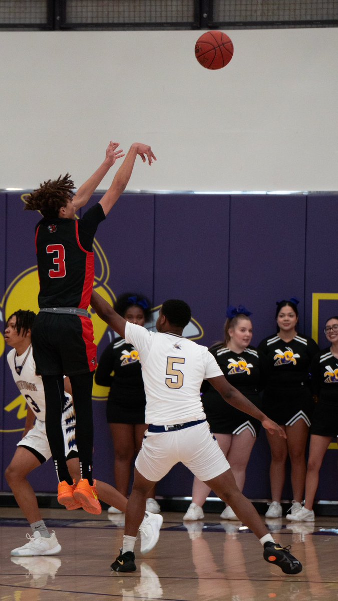 MarketAthletes's tweet photo. Halftime at the North #KansasCity Invitational. @SmnwHoops up 36-19 over NKC
@VanCollins22 has been an animal. Attacking the hoop & hitting tough shots (13pts)
@KeatonW34 offensive consistency. Lethal shooting (13pts)
@3thantaylor5 BIG defense. 3 blocks
@RL_Hoops @metrosports_mk https://t.co/cl7nn6nv0b