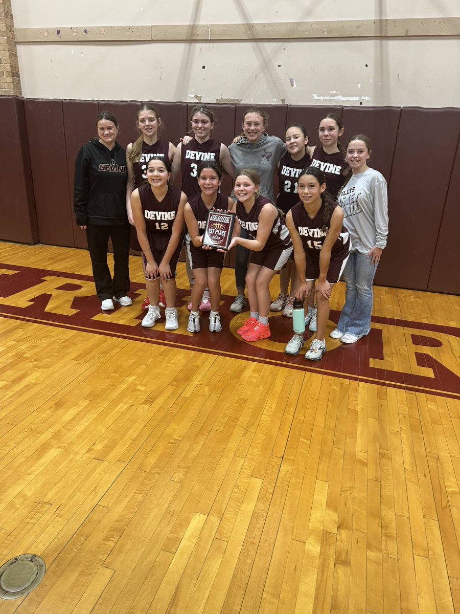 EmmaMcIver32's tweet photo. Won our basketball tournament today!!! https://t.co/Mvz00BlXFQ