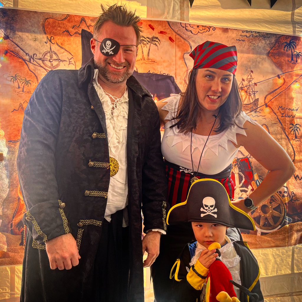 When there is an opportunity to dress like pirates, the Bristows give no quarter. 🏴‍☠️