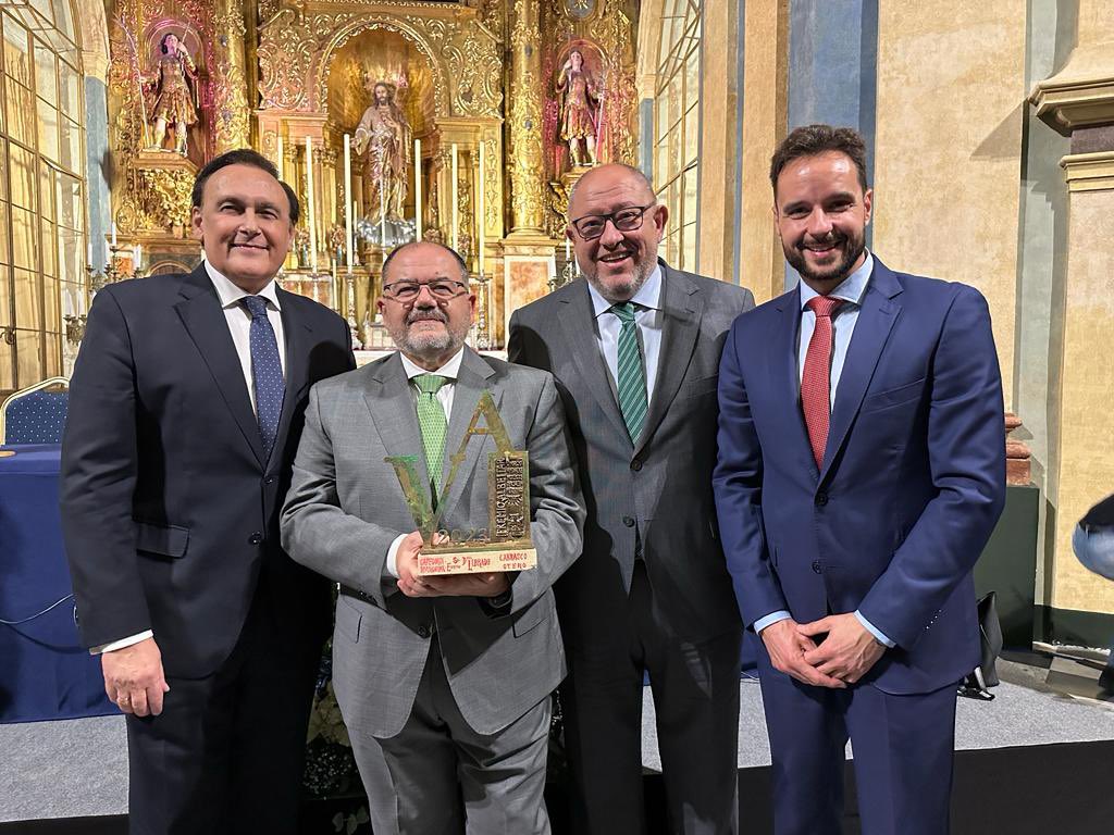 uco_pig's tweet photo. Orgullosos de que nuestro compañero Librado Carrasco Otero haya sido galardonado con el Premio Albéitar 2023 concedido por el Iltre. Consejo Andaluz de Colegios Oficiales de Veterinarios. ENHORABUENA!!! 👏🏻🙌🏼🏆
#XIIIPremiosAlbéitar
@VeterinariaUCO @Univcordoba @ENZOEM_UCO https://t.co/4jOnFWtTid