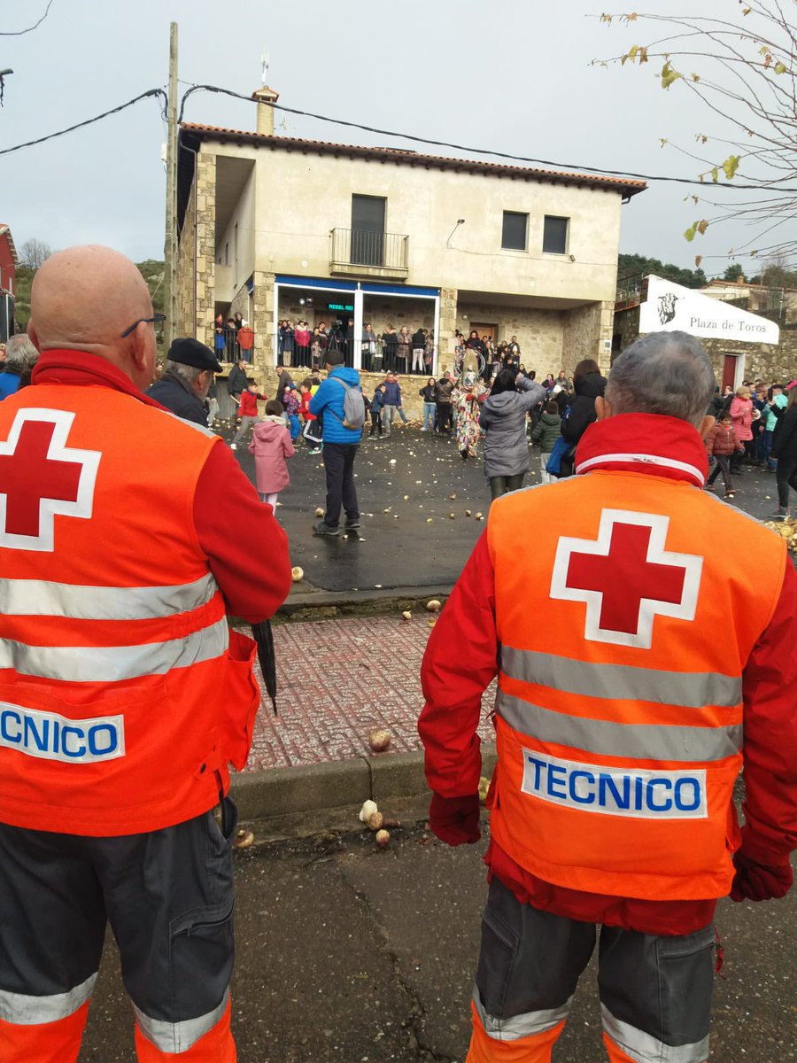 Durante cuatro jornadas, efectivos de @CRE_Emergencias se encuentran presentes en los actos del Jarramplas dando cobertura de #PreventivosCruzRoja