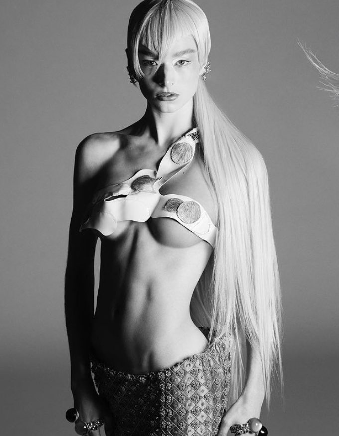 TheCinesthetic's tweet photo. Hunter Schafer photographed by Ethan James for Vanity Fair Magazine https://t.co/PTrOfVx9um