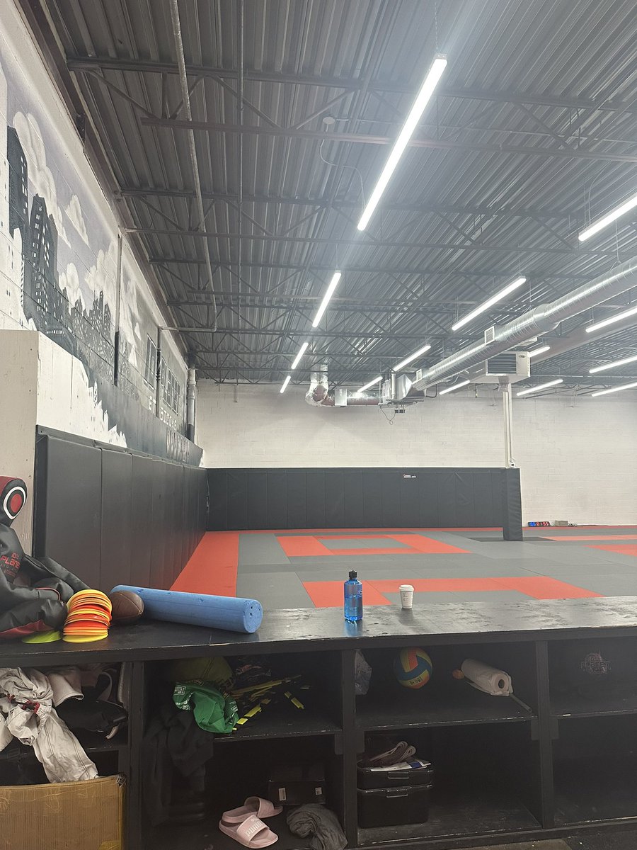 [Train everyday challenge -𝗗𝗮𝘆 𝟱]

Saturday is leglock day 👣🔒

All levels class going through some basic outside ashi stuff

Finished with 4 x 6 min rounds

Smaller group on Saturday so getting lots of tips from coach

I don’t know much about leglocks so it’s awesome to lay