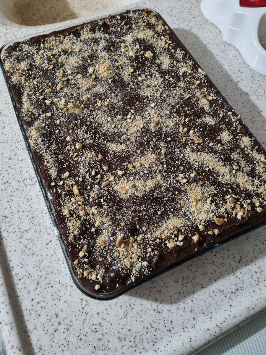 Emineeliif's tweet photo. "kardeşimden bir şey istemek üzereyim" pastası yaptım... https://t.co/wOvRhIKusr