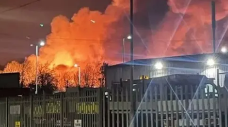 Man arrested on suspicion of arson after giant inferno seen for miles mirror.co.uk/news/uk-news/b…