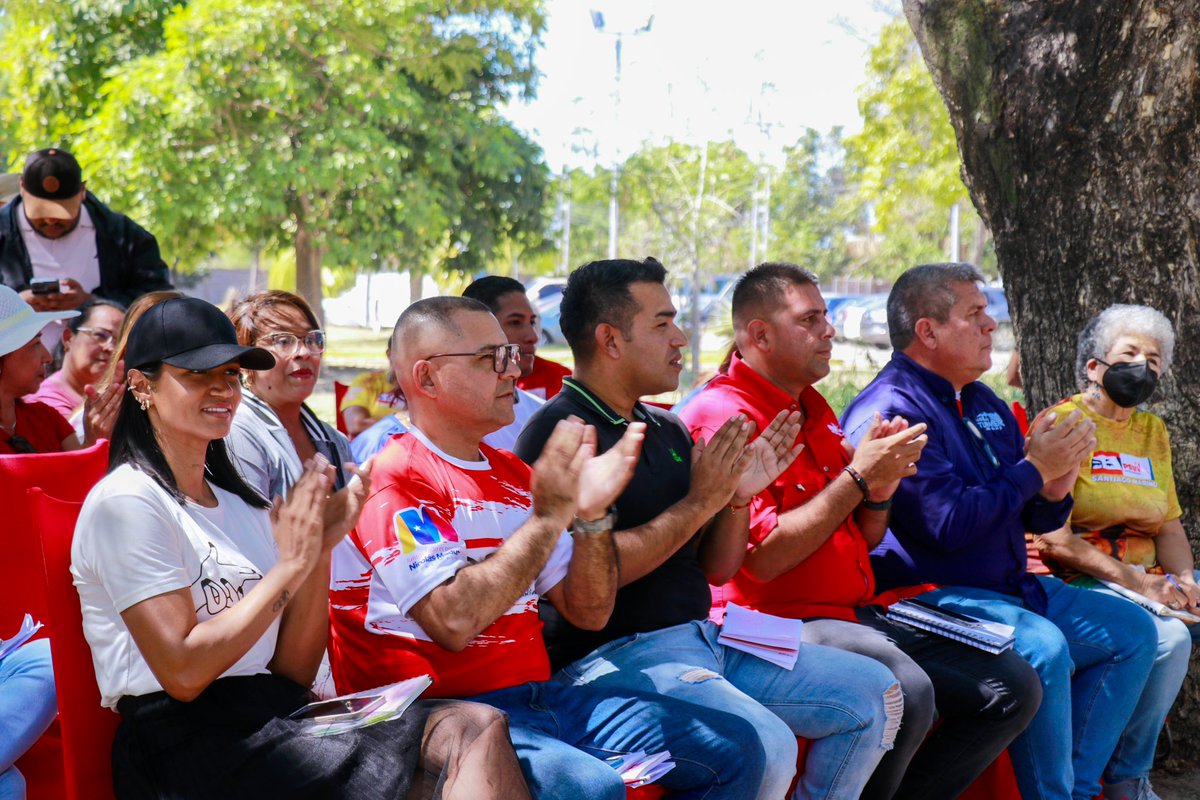 johanitakenpo's tweet photo. #20Ene Hemos instalado un encuentro con la militancia del @PartidoPSUV #Mariño, para debatir sobre el Mensaje Anual del Pdte.@NicolasMaduro presentado en la @Asamblea_Ven. Estamos contribuyendo en la consolidación y transformación económica de la Patria #TerritorioSoberanoYSeguro https://t.co/Uqsoxl2i1O
