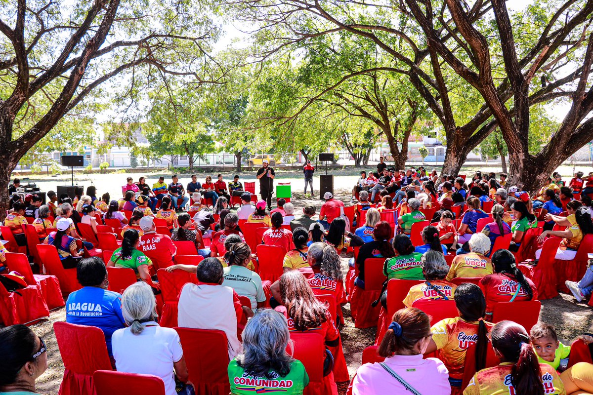 johanitakenpo's tweet photo. #20Ene Hemos instalado un encuentro con la militancia del @PartidoPSUV #Mariño, para debatir sobre el Mensaje Anual del Pdte.@NicolasMaduro presentado en la @Asamblea_Ven. Estamos contribuyendo en la consolidación y transformación económica de la Patria #TerritorioSoberanoYSeguro https://t.co/Uqsoxl2i1O