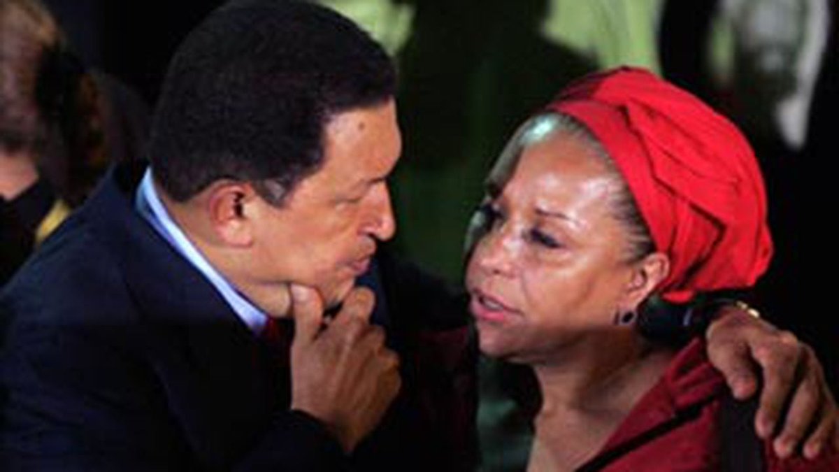 jaarreaza's tweet photo. Piedad Córdoba fue madre y guía luminosa. Su coraje y sus principios la iluminaron en cada sueño y cada paso. Nuestro amor y admiración infinita por Piedad: la del Chocó, la de los más humildes, la de los afros, los campesinos. Piedad,  la de la Colombia profunda, la de los pueblos de Nuestra América, la de la PAZ. 
Un privilegio coincidir con ella en las luchas y el cariño.