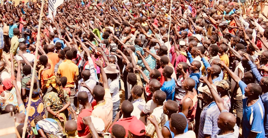 DeoMunishi's tweet photo. Yanadai kukimbilia maandamano na kuacha mazungumzo ni #WOGA.
Miswada ya #KIFALA waliopeleka bungeni imeonyesha kwa 100% kwamba hayakuwa yakitilia maanani mazungumzo.
Kwa kuwa hayaelewi msamiati #mazungumzo labda yataelewa huu wa #maandamano.
Sisi sio #MAFALA.
#TukutaneJan24 https://t.co/yvX28dLSzw