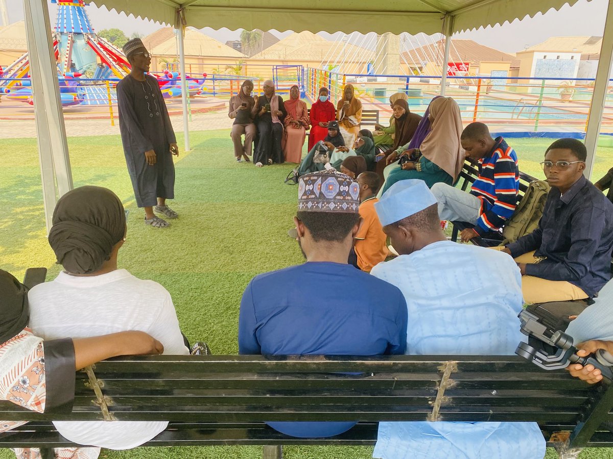 mory__tech's tweet image. Google Developer Student Club Al-hikmah university hosted it&apos;s first physical event 🎊🚀

Such a fun and enlightening gathering 🥳
@gdsc_hui @googledevs @googlestudents @al_knbi299 @thenasihb 
#developerstudentsclub #gdschui #googledevs