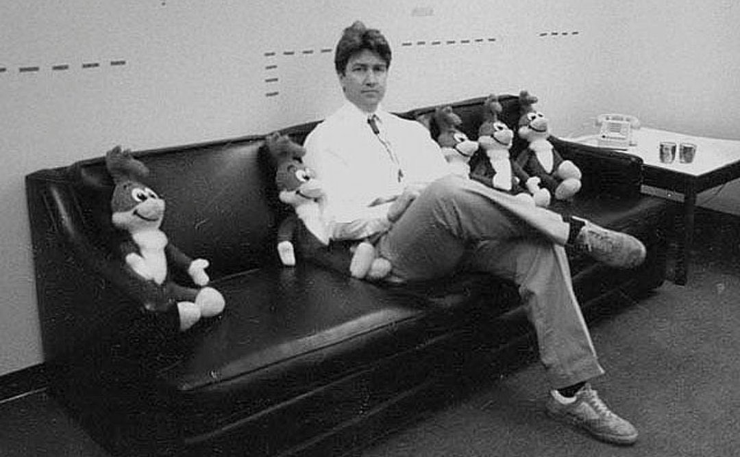 LWLies's tweet photo. Happy Birthday to filmmaker, genius, satorial legend and a true raconteur: David Lynch 🐦 https://t.co/YAupf86LjW