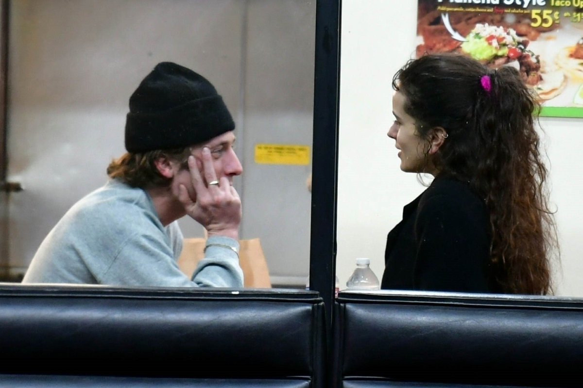 popcultureshub's tweet photo. Jeremy Allen White and Rosalia in Los Angeles, CA. https://t.co/76PXi1LhA3