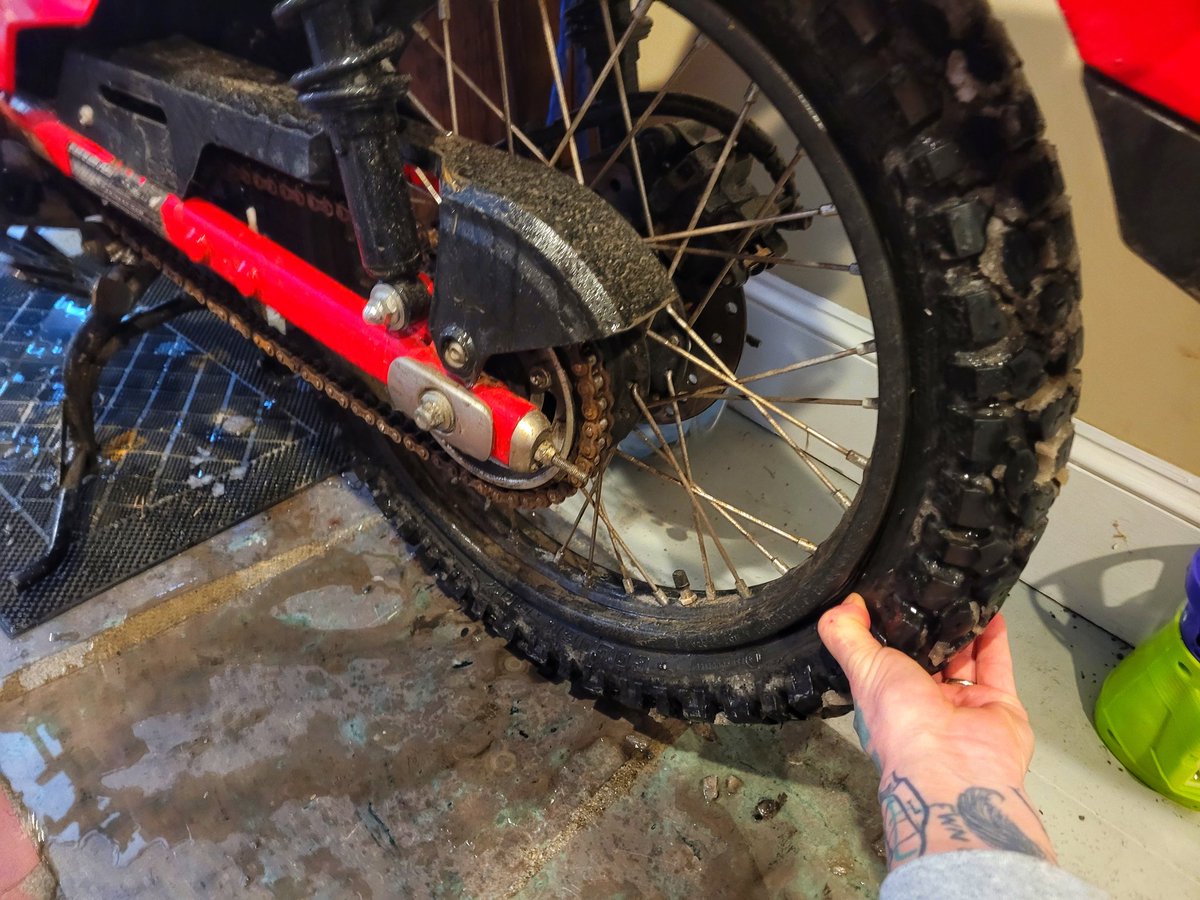 oDIRECTORo's tweet photo. Had a blast... Cold as fuck -5. 🥹... About 5 miles from home I got a flat. Weeeeee! Had to ride the shoulder doing 15mph in a small blizzard. 😂🤣😂. Time to put some #NitroMousse tires... Fuck getting flats! https://t.co/rshcuantaU